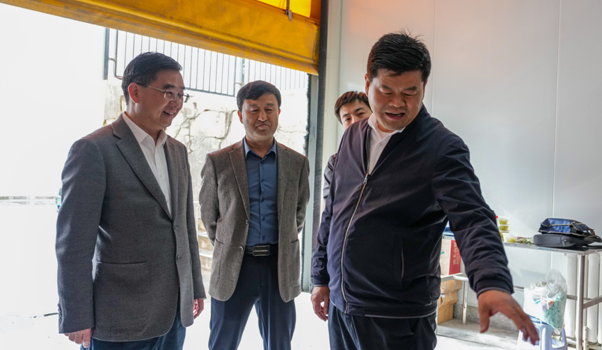 新华社甘肃分社社长向清凯来兰兽研调研