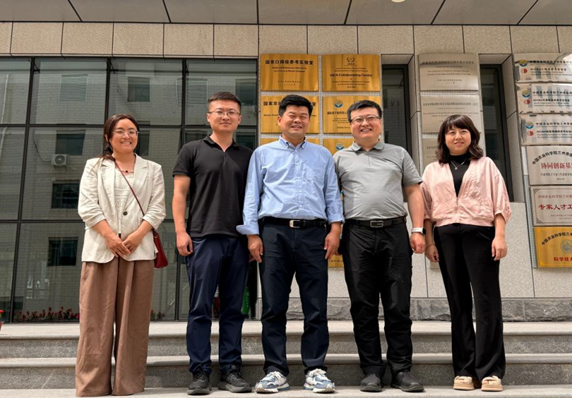 兰州市城关区副区长张利平慰问郑海学研究员